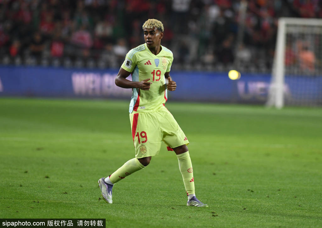 弗里克换人策略揭秘：巴萨前9轮西甲中场换人频繁背后的原因与影响