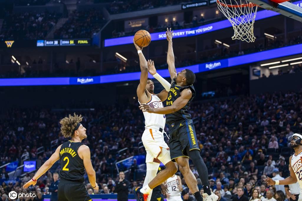 库里28+9+6追梦推人+挑衅裁判被驱逐 勇士险胜太阳